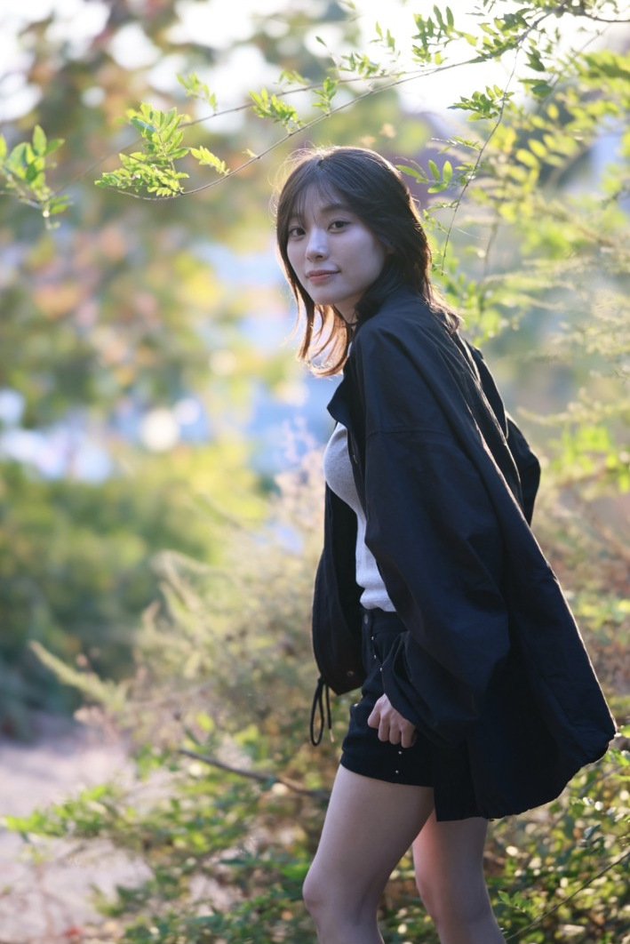 용마랜드, 노을과 나뭇가지 아래 서 있는 모델