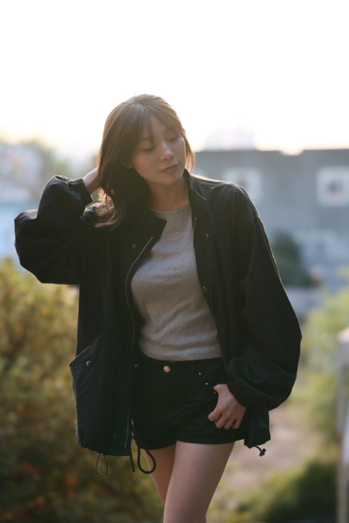 용마랜드, 역광을 배경으로 자연스럽게 포즈를 취한 인물