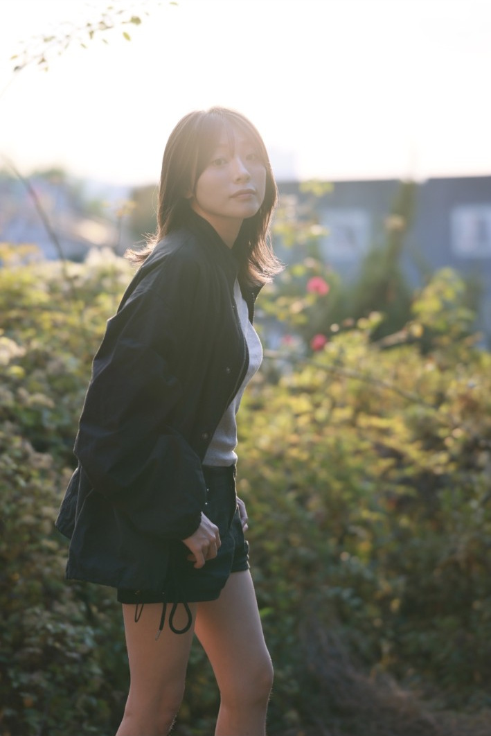 용마랜드, 해 질 녘 검은 재킷을 입은 인물