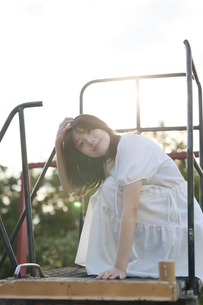 용마랜드, 해 질 녘 흰 원피스 포트레이트