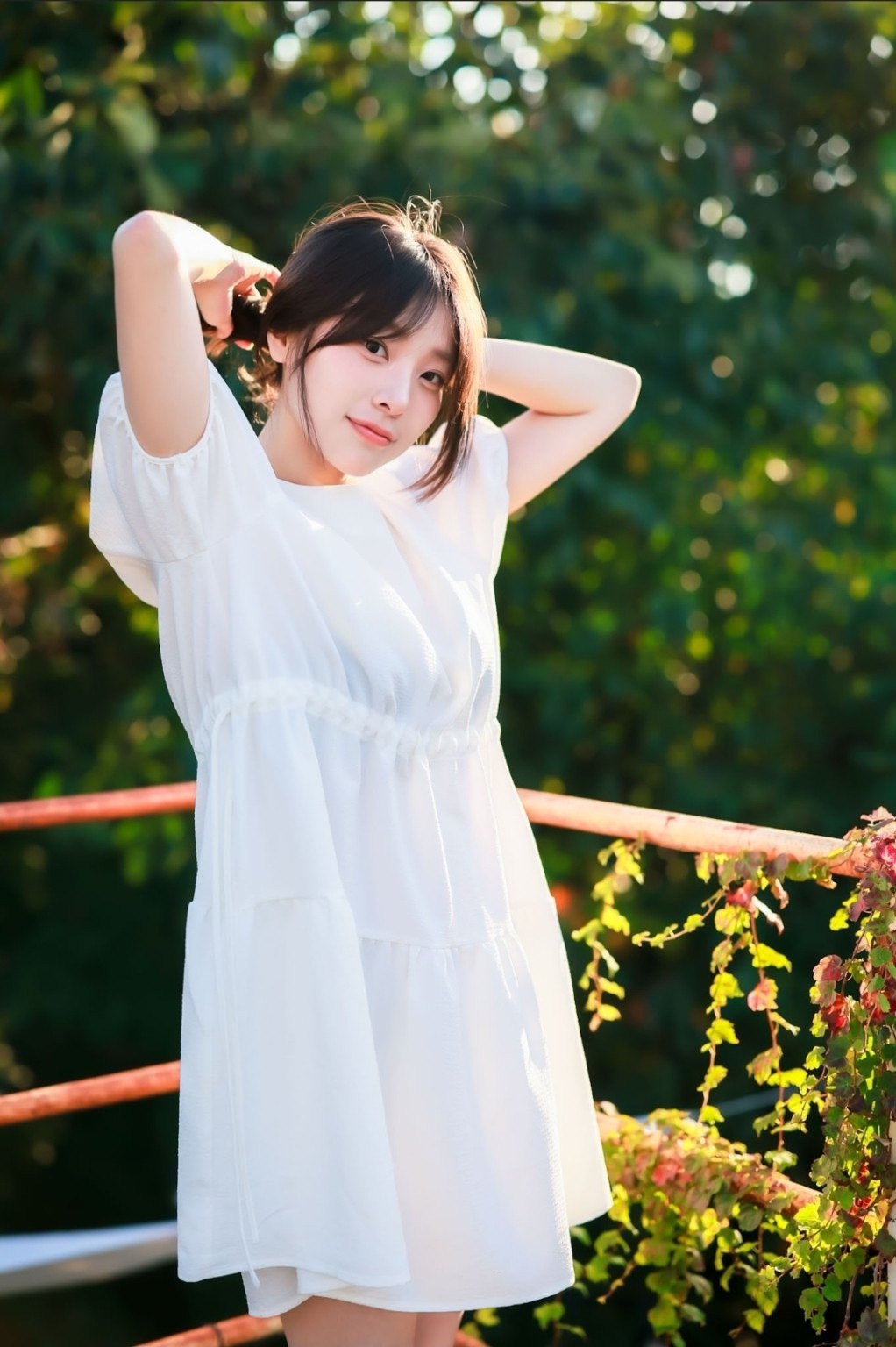 서울 용마랜드, 햇빛이 드는 공간에서 흰 원피스를 입은 모델의 자연광 인물 사진